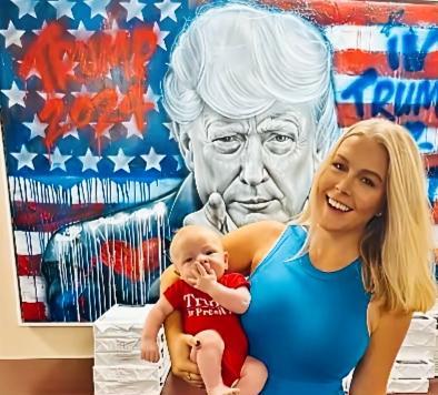 她单手托起哭闹娃，三秒内安静。你的胳膊还在酸？这抱法颠覆所有妈妈常识。卡洛