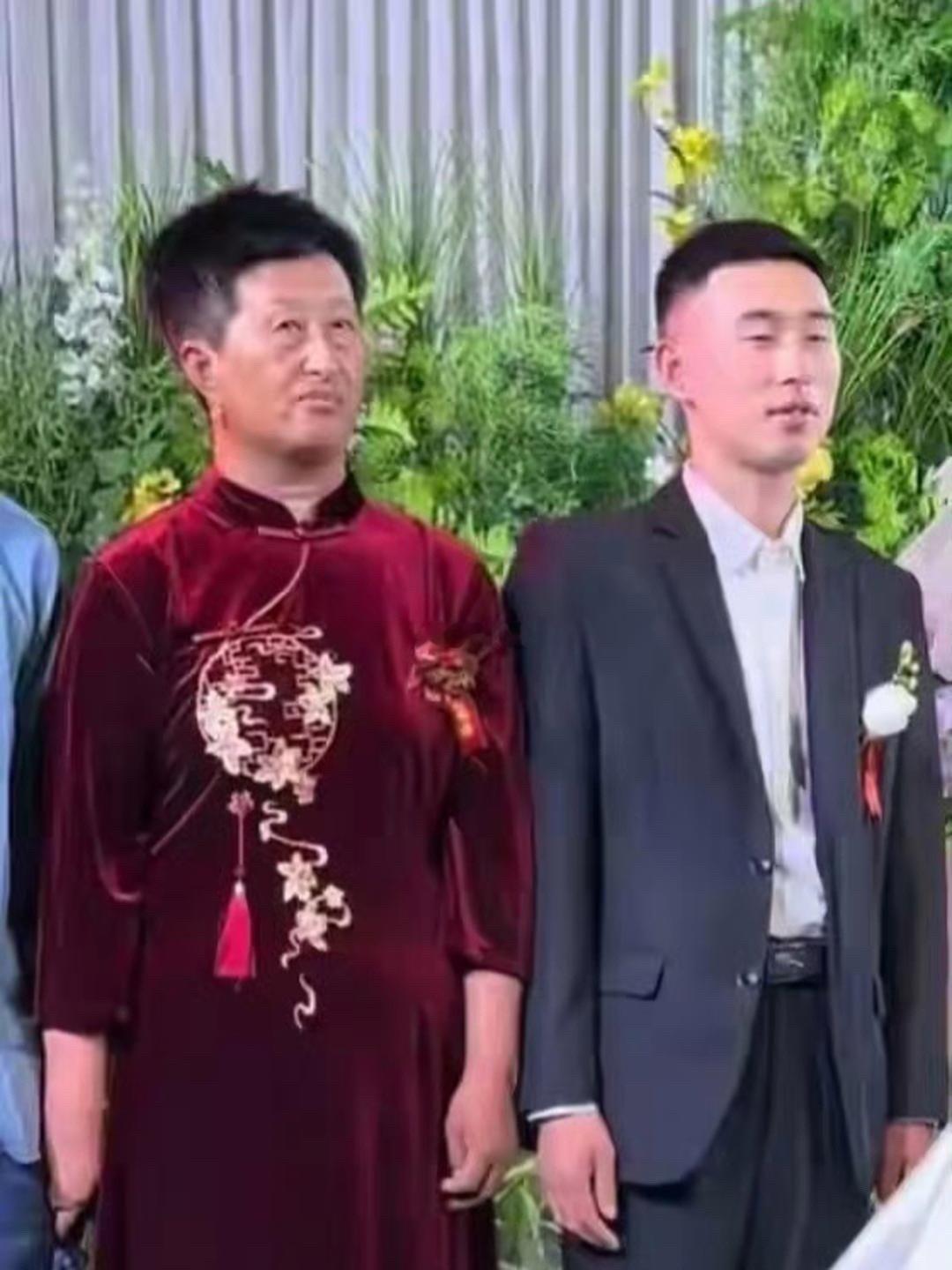 不穿旗袍真的认不出是婆婆