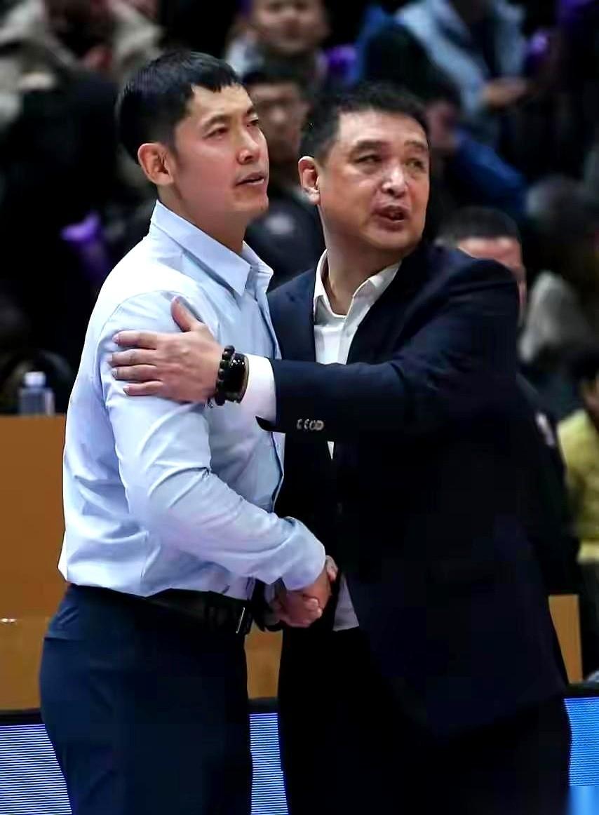 疯了，真疯了。把一个眼里还有火、憋着一股劲儿想干事的教练给换了，请回来一个大爷