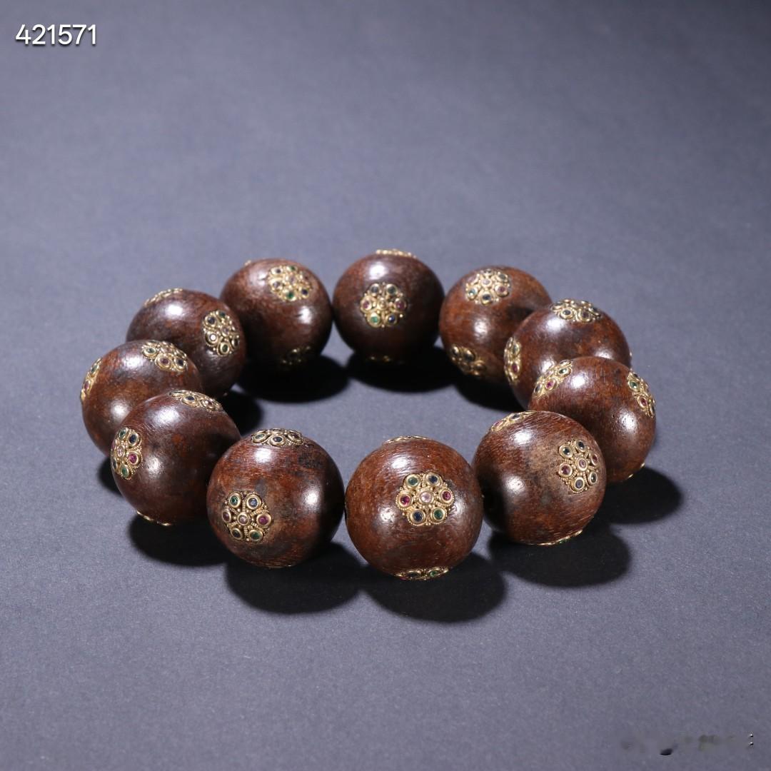 清代沉香嵌银鎏金嵌碧玺花纹手串。规格-珠径2.25cm