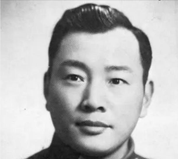 1949年，宋希濂被俘，盯着那个27岁的解放军团长在看，忍不住问：“你是军长还是