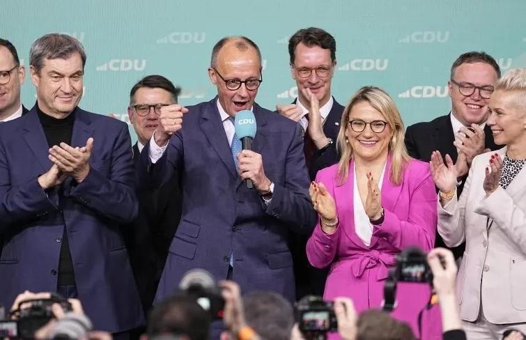 【默茨否定美国的存在】当地时间12月13日，德国总理默茨称:欧洲几十年的“美国