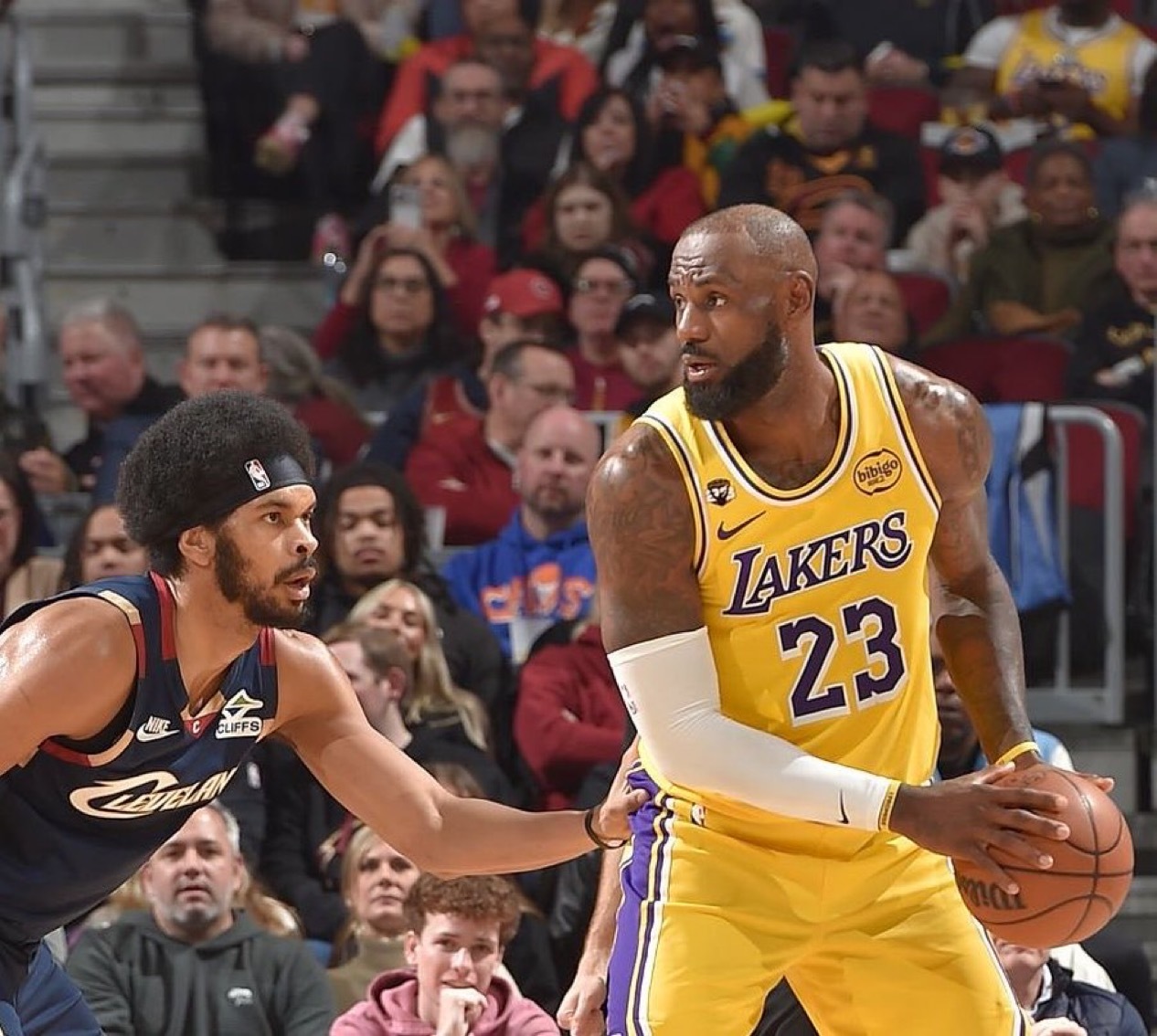 ESPN记者文霍斯特表示，湖人对用詹姆斯交易贾莱特·阿伦持非常开放的态度。“前提
