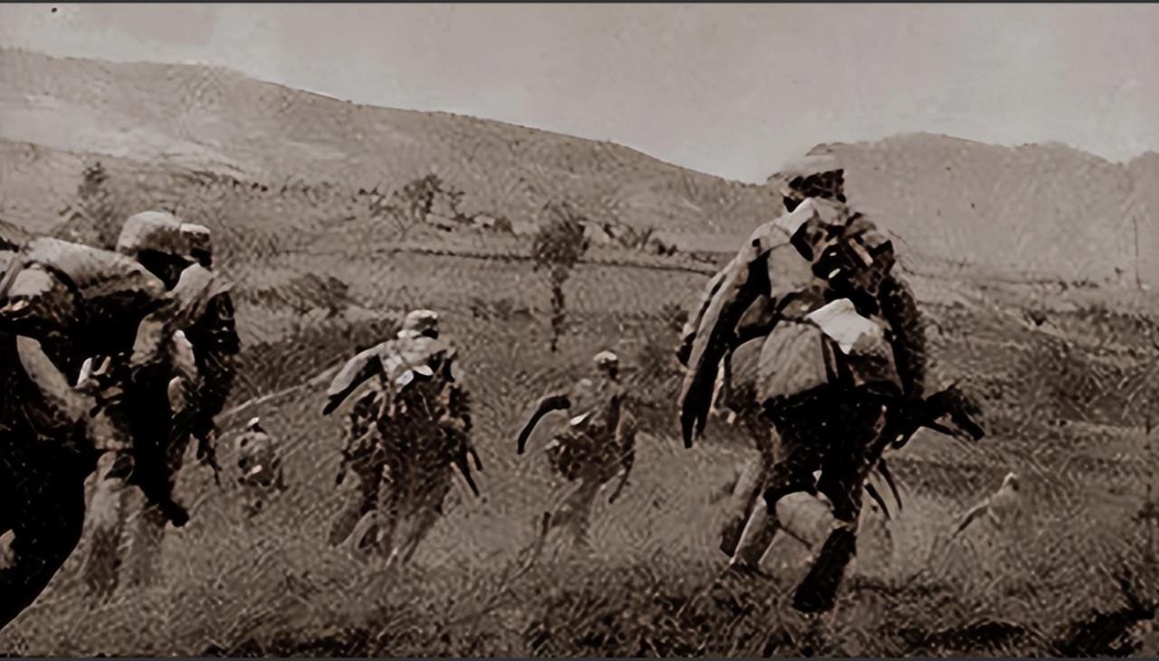 1944年，总攻在即，炸药包却掉进水沟！爆破手李希增摸黑狂找，身后战友命悬一线，