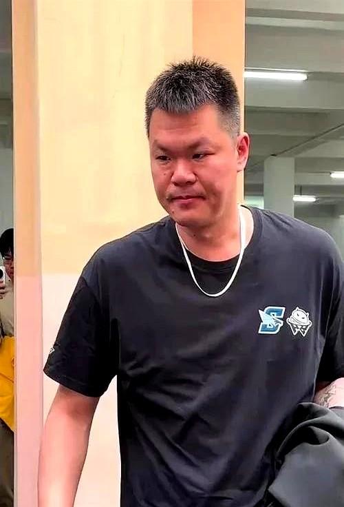 朱芳雨为什么被辞职？他签下的外援出工不出力，自己坐场边当老总只顾低头看手机，转