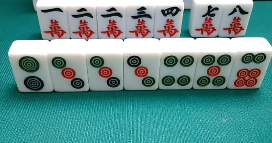 上午打麻将遇到这么一把牌，我想打掉一张一万，闺蜜非得让我打二饼，没有听她的，就说