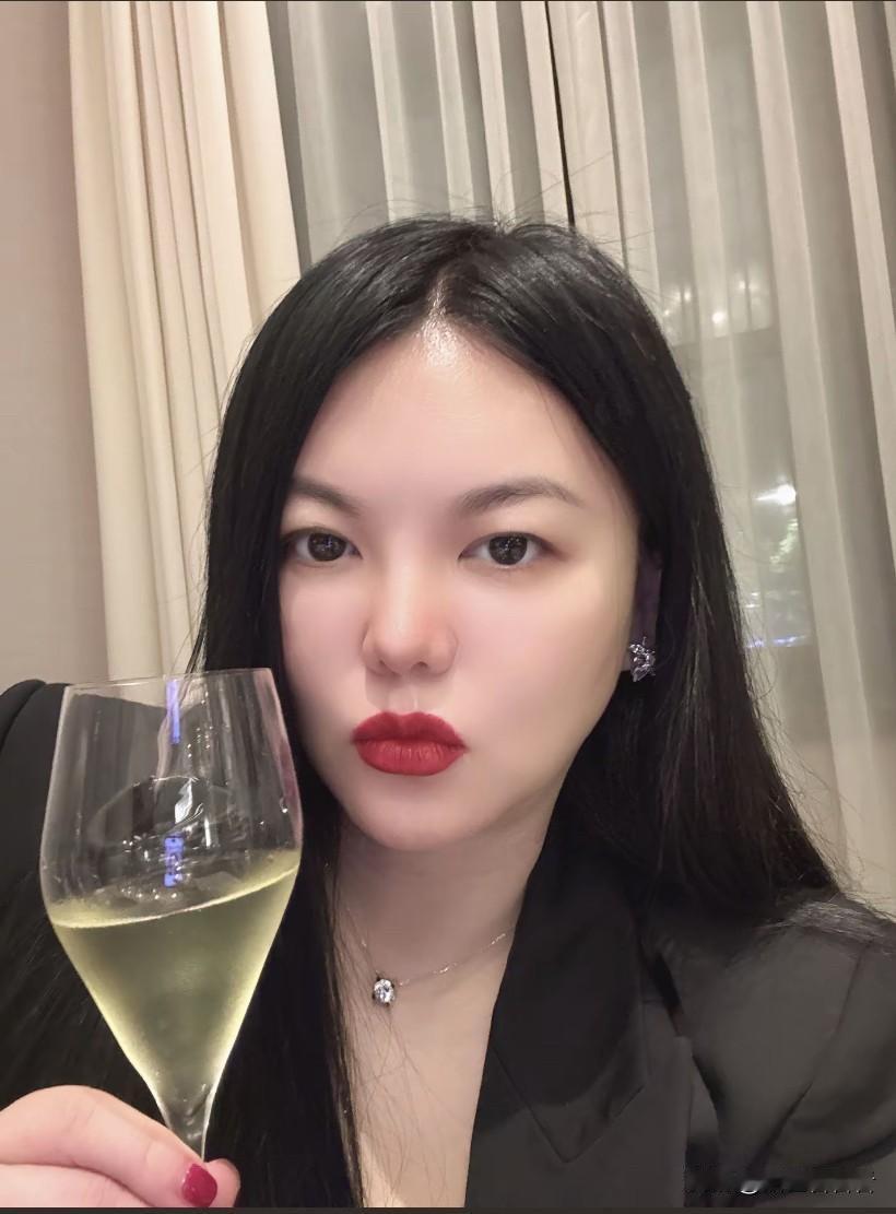 李湘又晒出了她的精致生活，从多张图片上看，她应该是在西餐厅用餐，说实话在西餐厅上