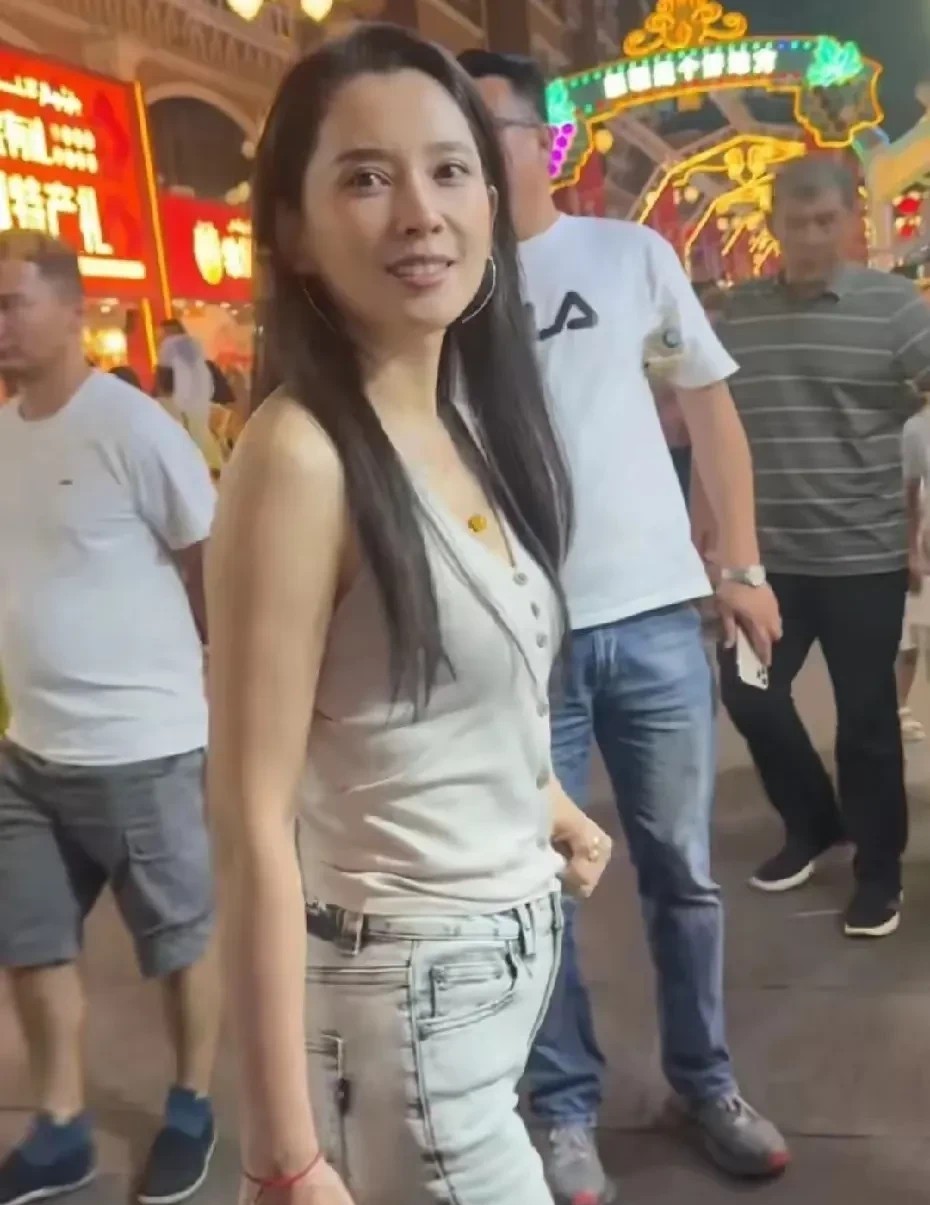 森林北本人跟网上的精修照片根本不一样，身材也没有照片上好，长相也很一般，说实话，