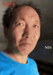 2012年春天，郭海波在太行山采药，无意中在一处石缝里发现了半埋的骨头和一枚锈迹