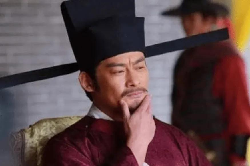 1224年闰八月，宋宁宗刚断气几个时辰。一个六十岁的老臣站在烛光下，把已经被立为