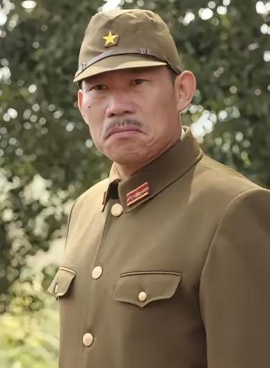 拍《亮剑》的时候，剧组因为资金紧张，找不到会日语的演员，于是导演来到片场对那些群