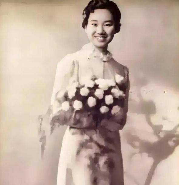 1941年，女战士朱凡被俘，日军见普通酷刑无法让她开口，就把她带到湖边，强行分开
