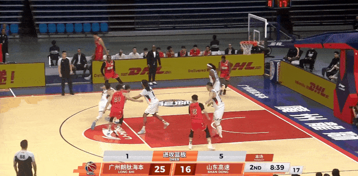 虽然弹跳速度相比于巅峰期欠缺，但郭艾伦手里这个活还是相当细腻。这两个球，一个小打