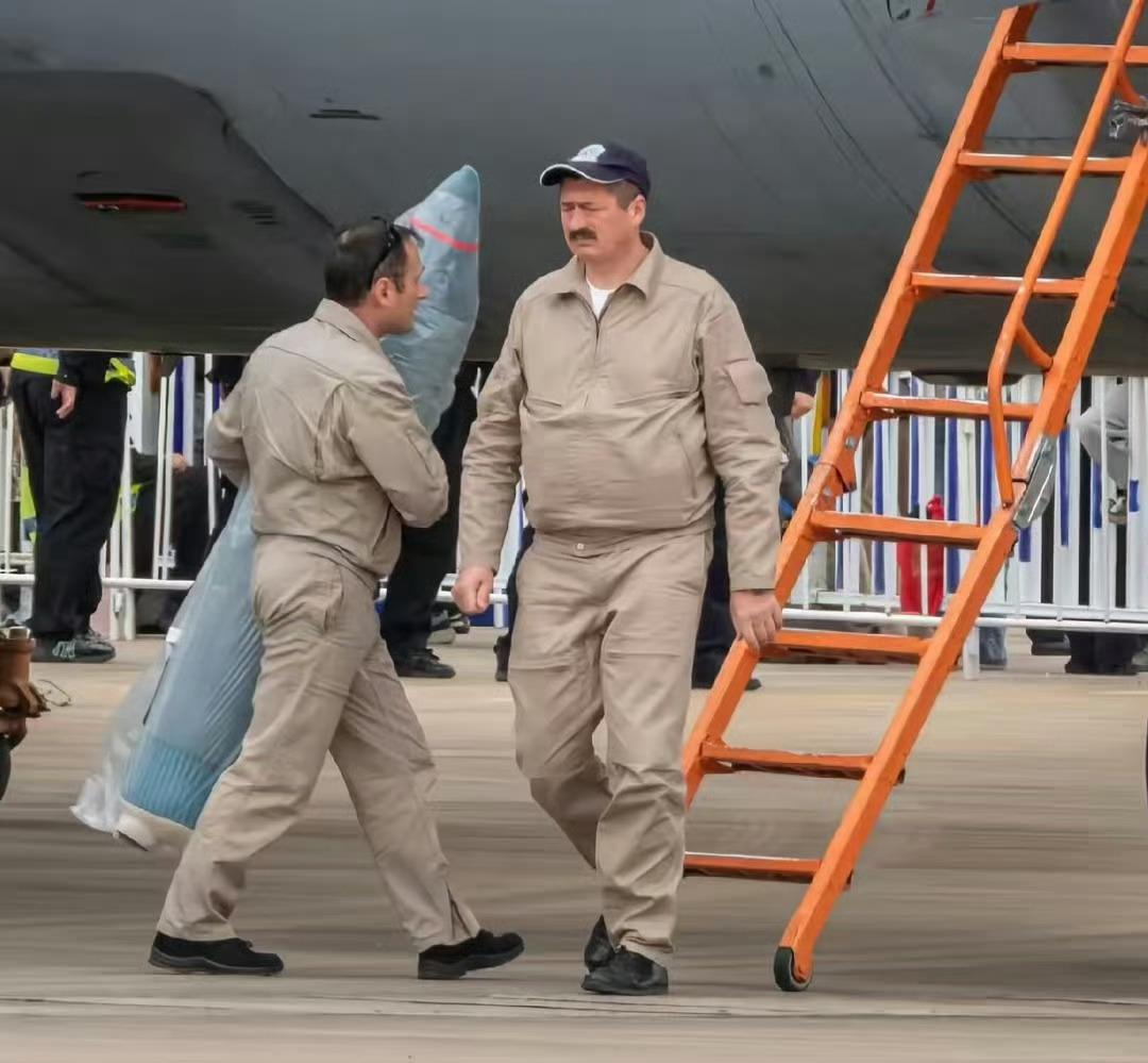 [doge][呲牙笑]嚯嚯嚯，毛子终于开窍了啊，舍得拉下脸跟东大买导……哦不，是玩具