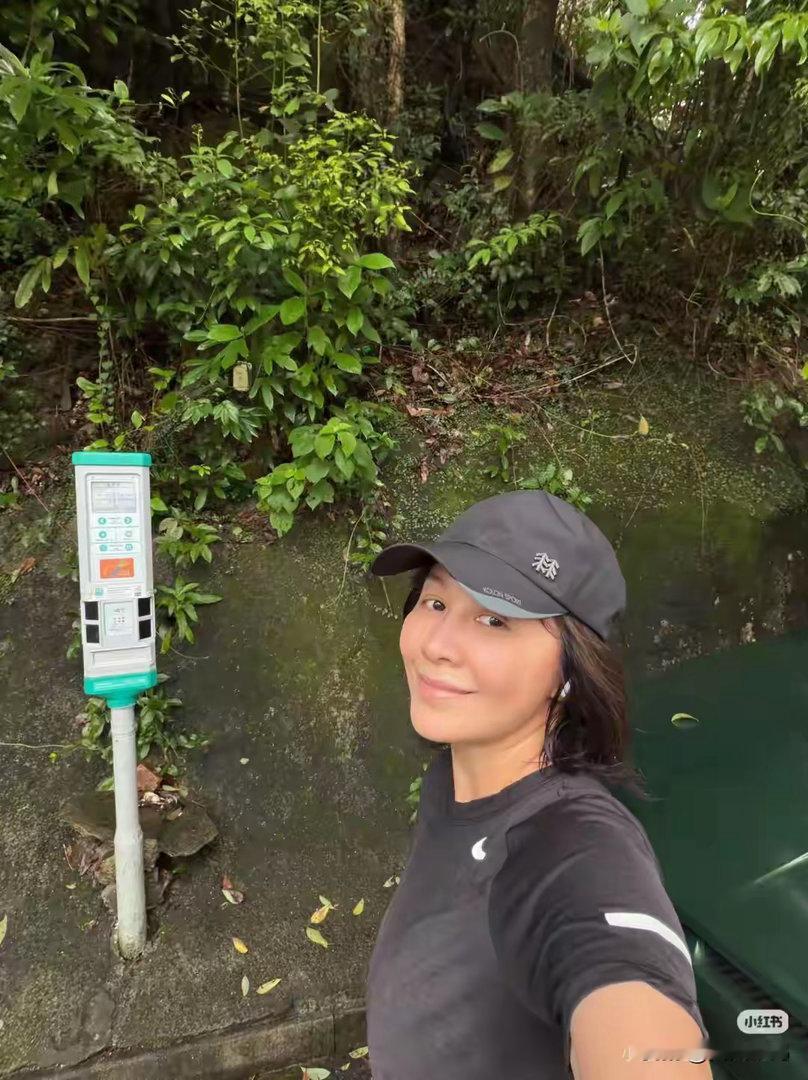 刘嘉玲每天坚持跑步，60岁素颜容光焕发，皮肤真好，太显年轻了