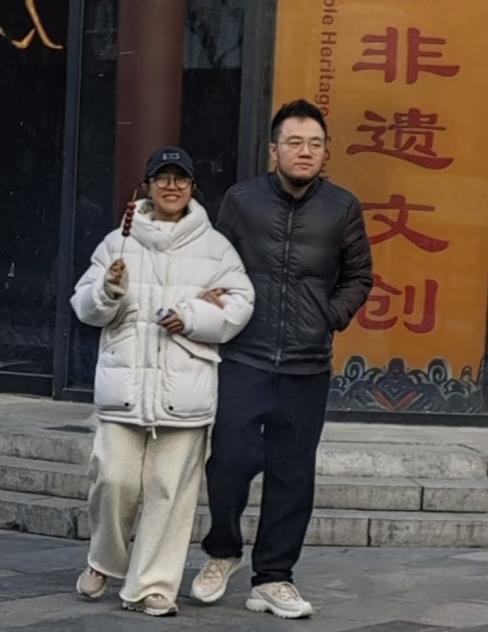 11月28日下午，宋丹丹儿子巴图和媳妇博谷现身北京前门老街约会，夫妻俩挽着手，看