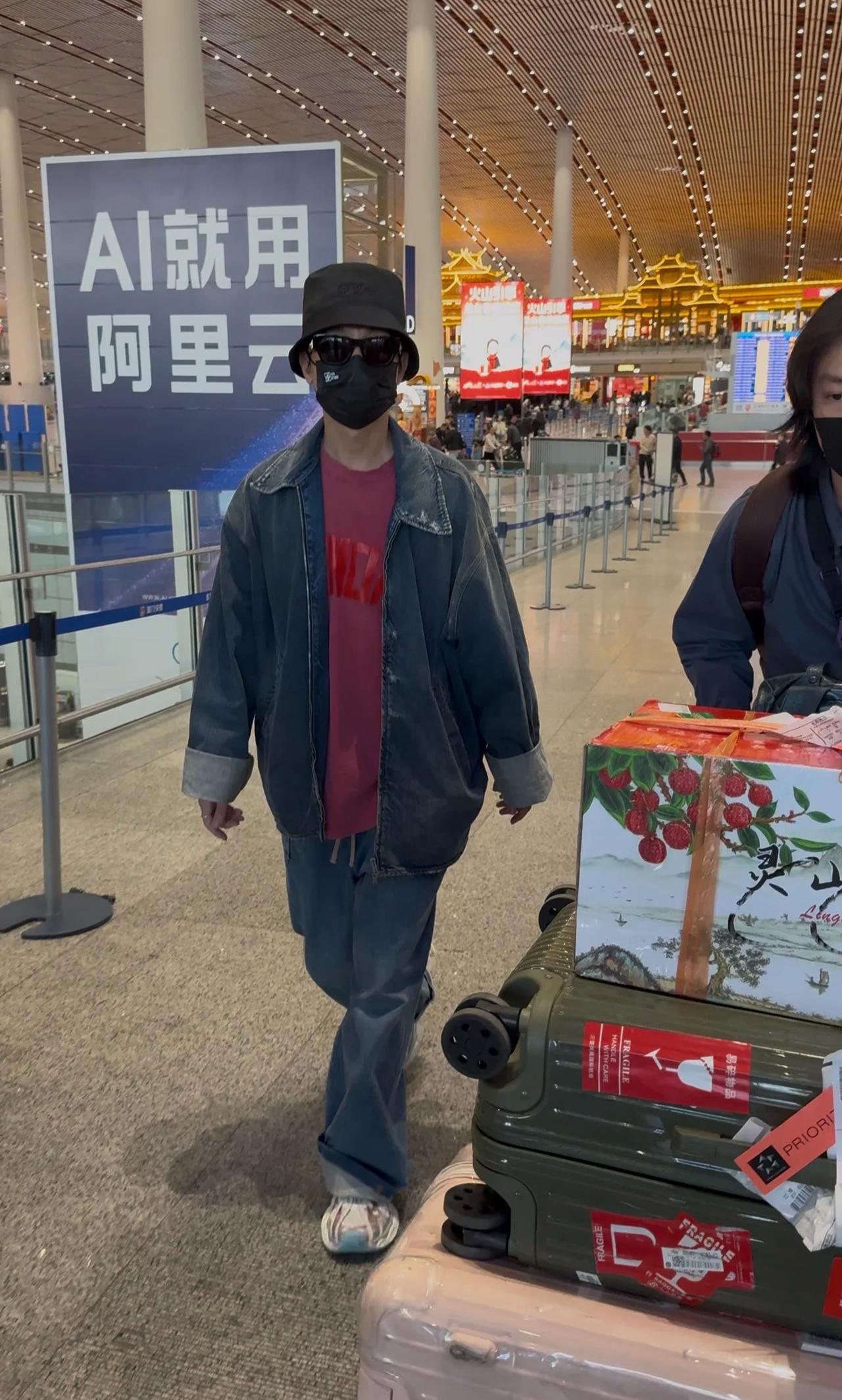 今日份生哥来了！看来生哥这是要在初七开工啊……。北京机场迎来了生哥最新的路透