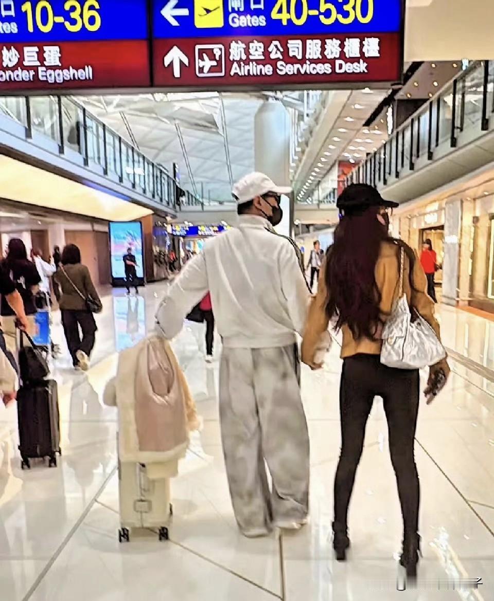 真的被甜到了！汪峰和女友森林北在机场十指紧扣……2月26日，有网友在香港机场偶