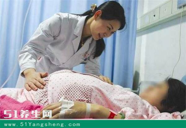 顺利生下孩子, 结果却大叫肚子疼, 检查后医生吓的两腿发软