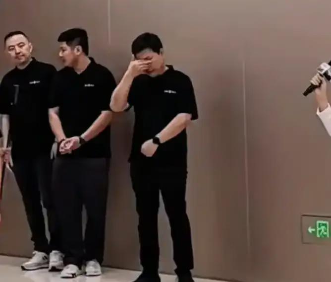 能看出来华为这次挺委屈的。网上到处都在传华为不要赛力斯了，说得有鼻子有眼。结