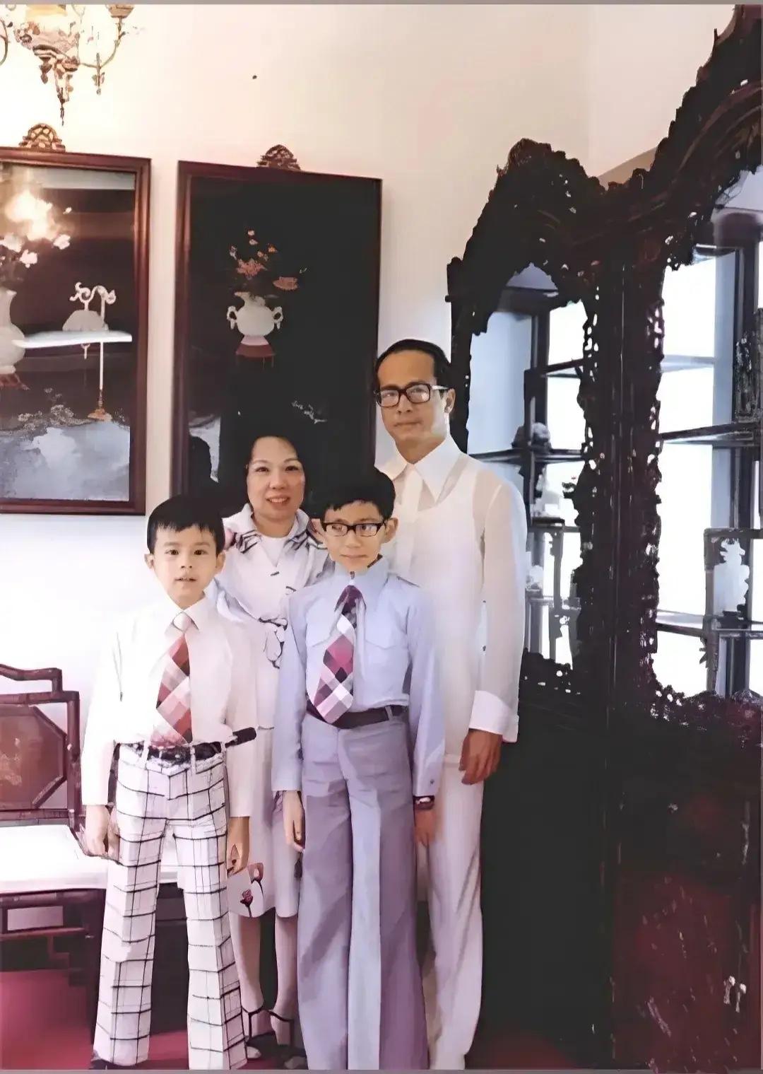 上世纪70年代，李嘉诚一家四口幸福满满的全家福。李嘉诚一身白色衣服，戴着眼镜，头