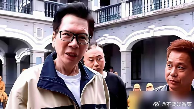 向佐拍竖屏短剧，三个月进账7000多万。​他爸向华强不放心，亲自跑横店探班，到现场一看，230人的组