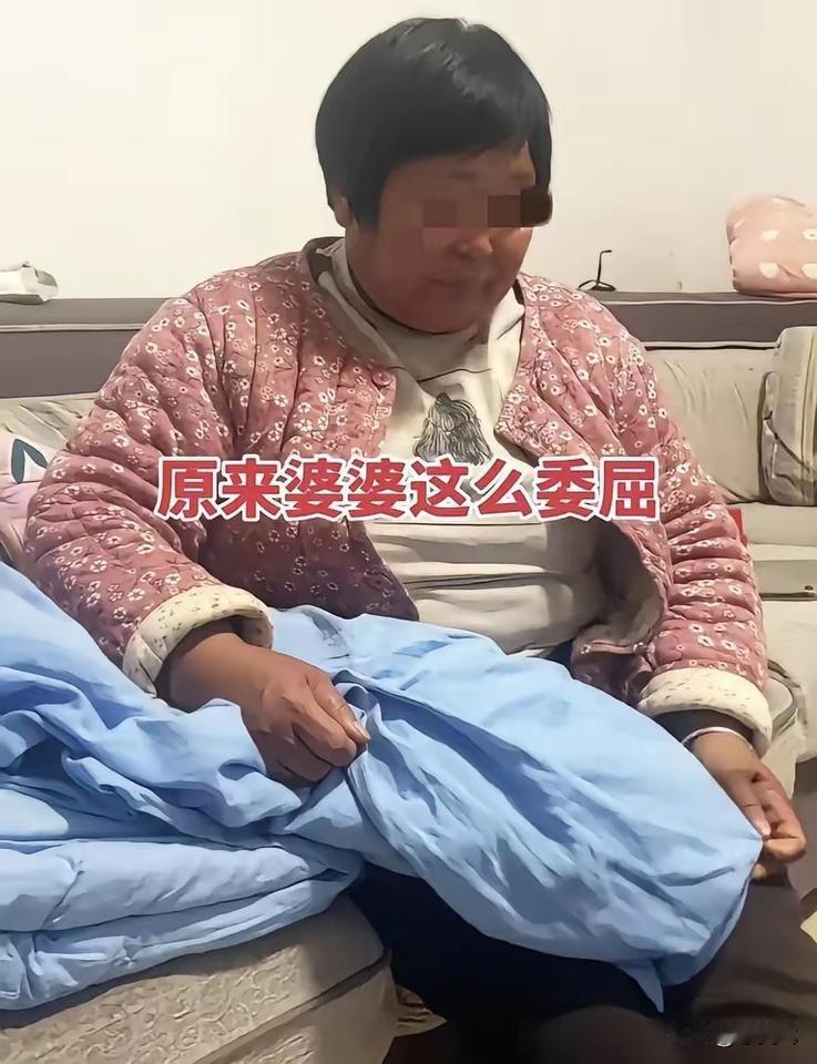 “看哭了！”河南一儿媳，发工资后立马给了婆婆1000块钱，谁知，婆婆却突然红了眼