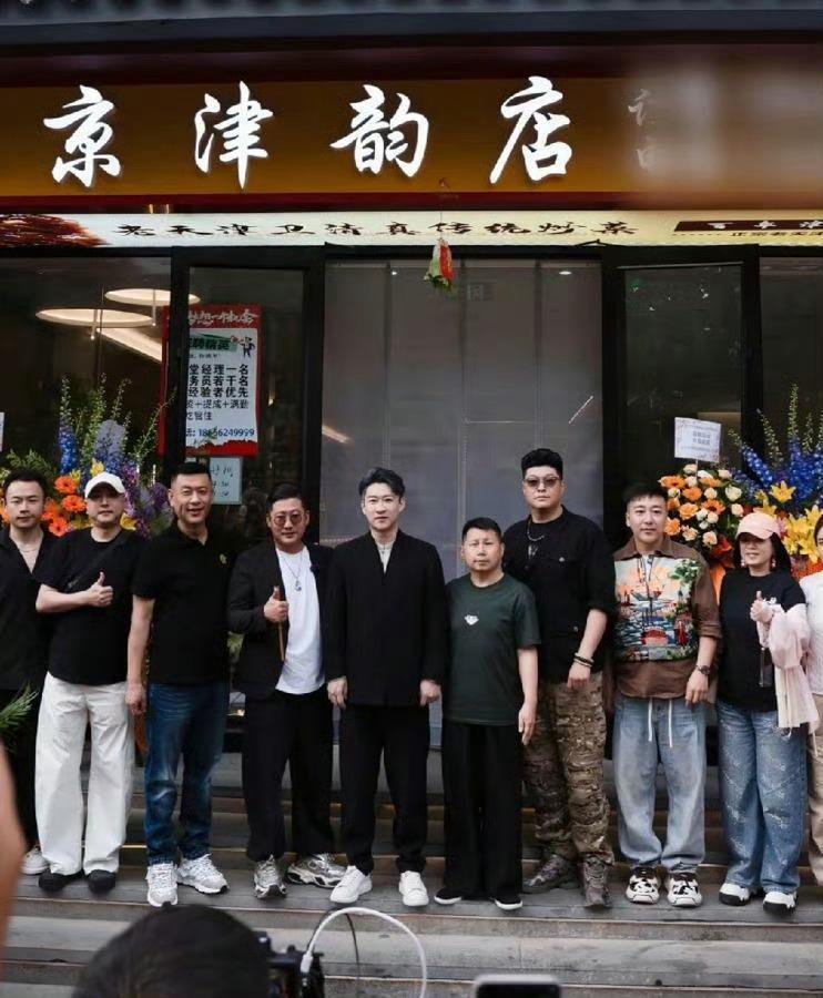 京津韵店门口，曹云金站中间，何云伟、刘云天一左一右，仨人并肩一站，照片就炸了。
