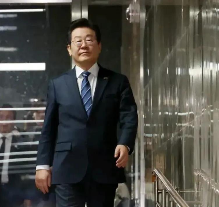 本次韩国大选，李在明真正的对手是“影子候选人”尹锡悦。万万没想到，刚刚被弹劾下台