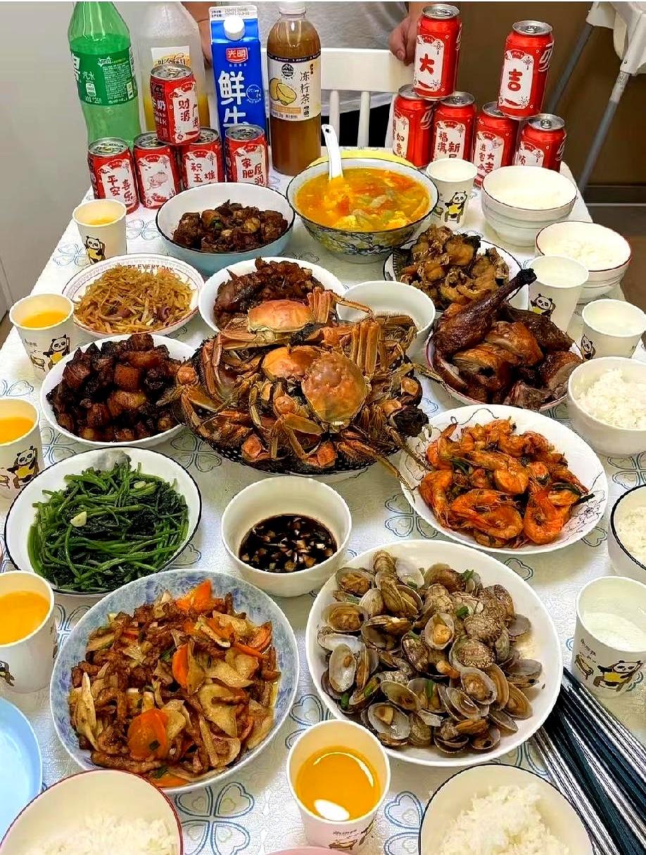 中秋节团圆饭桌上，儿媳妇摸着肚子笑盈盈开了口，退休金交出来，一块儿过日子，啥也不