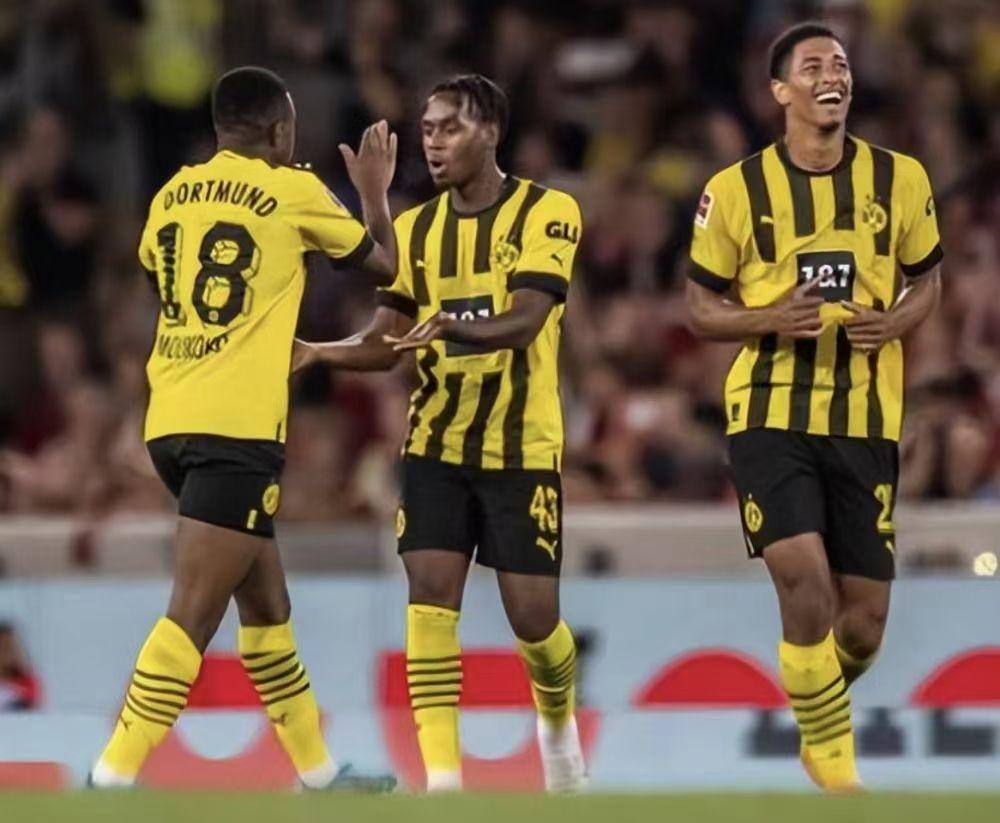 年轻球迷，千万别迷恋大黄蜂！多特蒙德3比3平法兰克福，又开始掉链子了，在追击拜