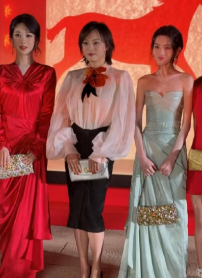 刷到宋祖儿活动的生图，这也瘦得太夸张了吧，简直瘦成麻杆了啊！​​​