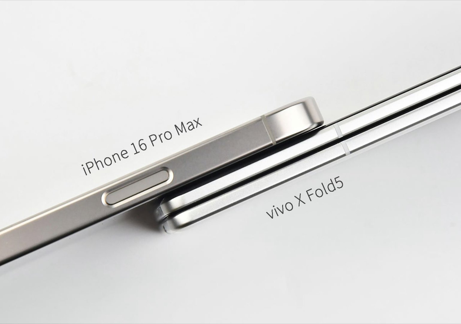 vivoXFold5展来态/折叠态对比iPhone16ProM