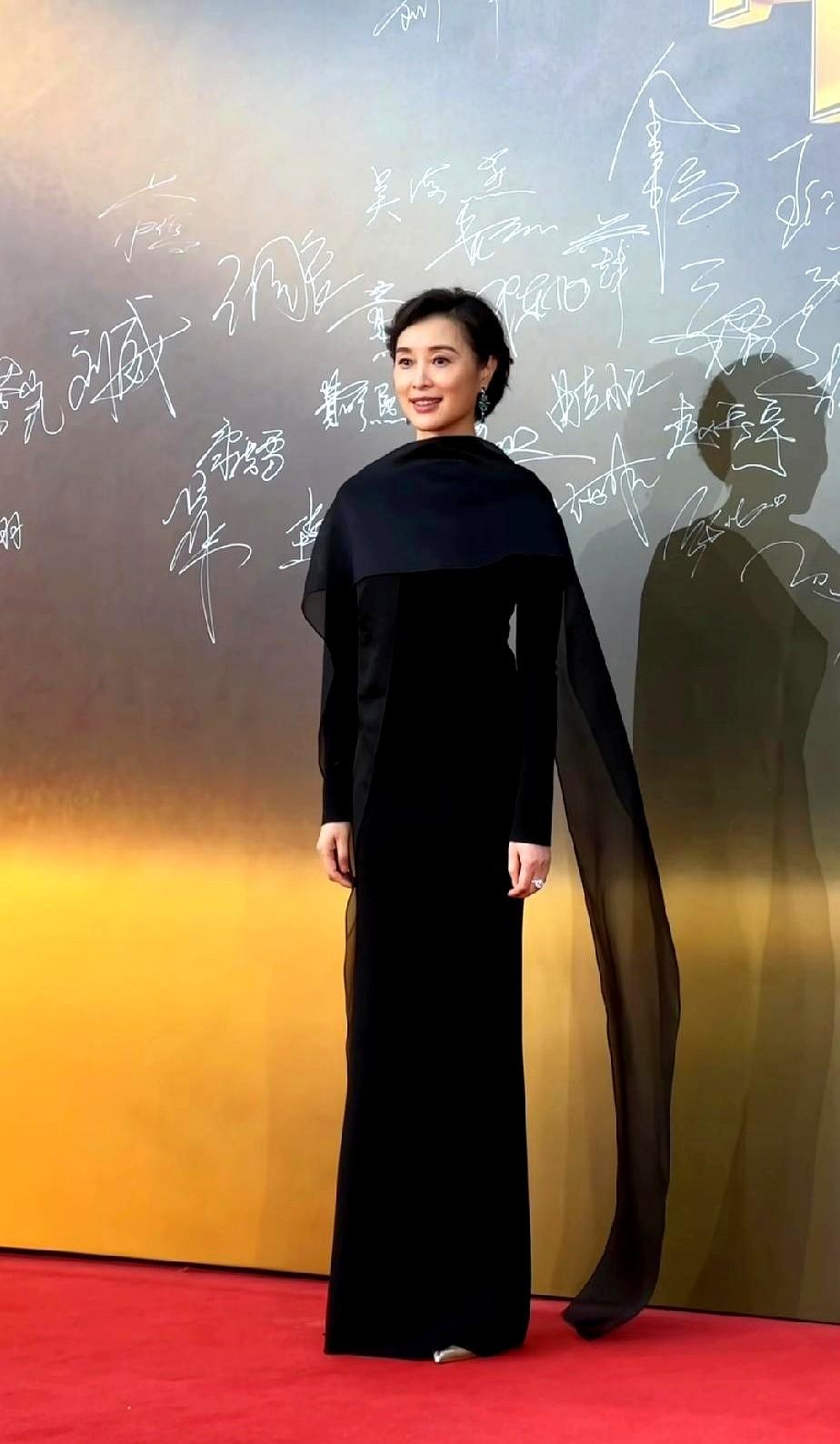终于有人把“舒服”这两个字说明白了。吴越和袁泉，俩人往那一站，不争不抢，就让