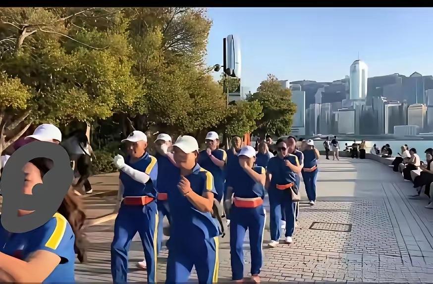 为什么现在仍然有很多香港人对内地有仇视感？其实很多香港人并不是仇视内地人，而是仇