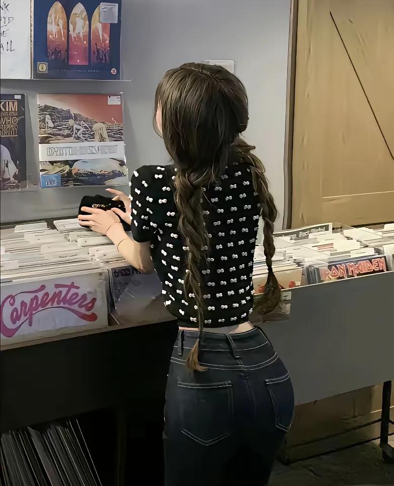 王思聪女友这腰是真小啊，典型的A4腰，难看有网友说她是白幼美的天花板。长得貌