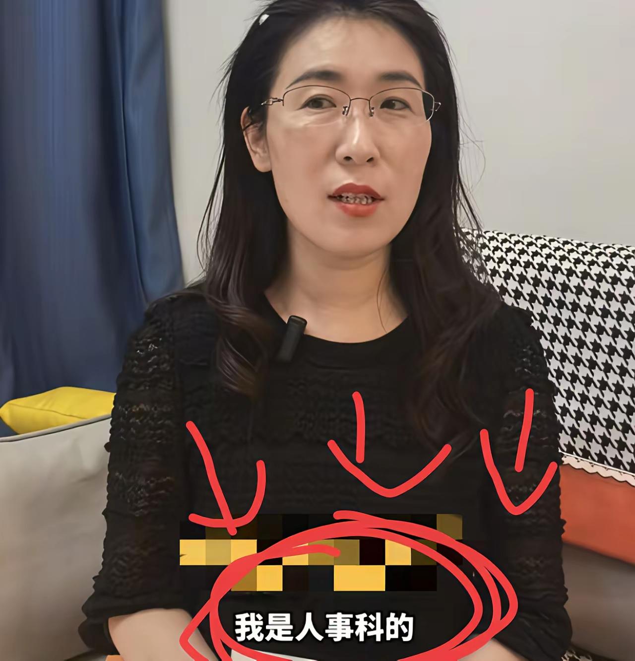 大家没发现吗？朱女士从头到尾有两件事一直没说。她从来没说丈夫每月给多少生活费