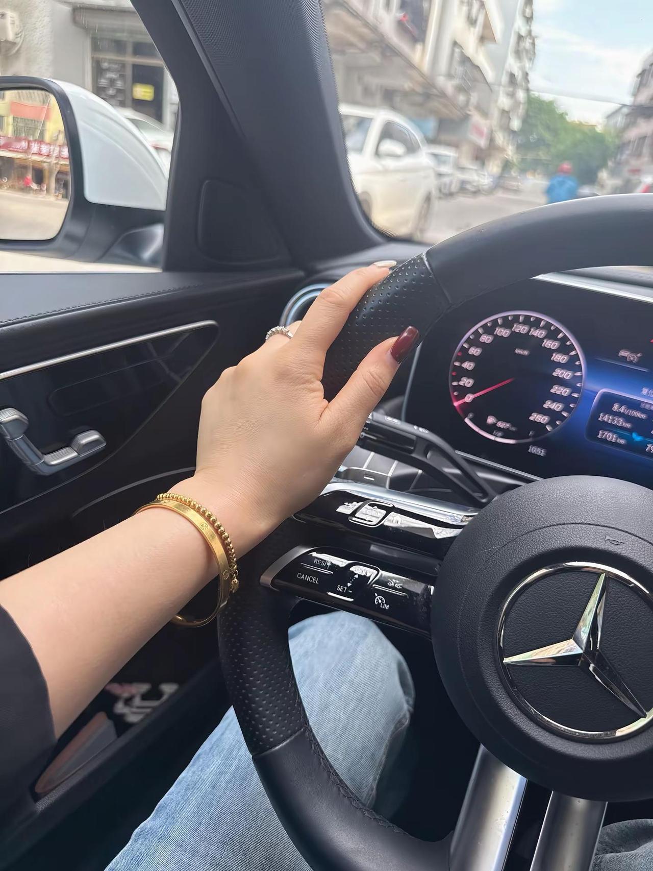 开奔驰了可以背假包啦😂