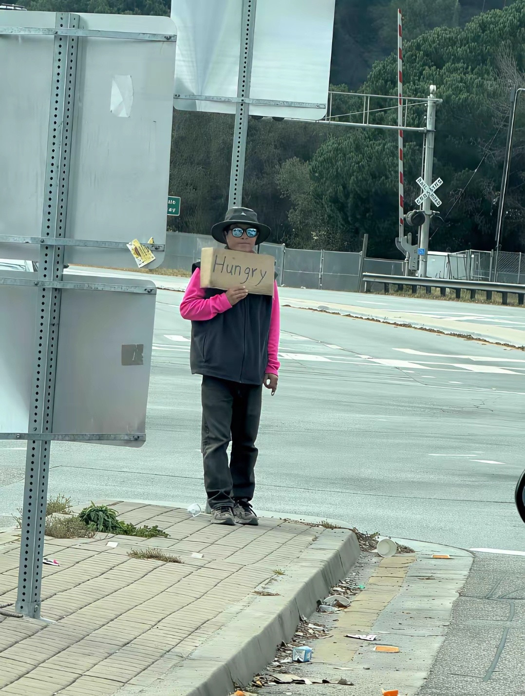 甜甜圈沿街乞讨，举一个牌子说“hungry”ICE呢？ICE在哪里？你饿的话怎