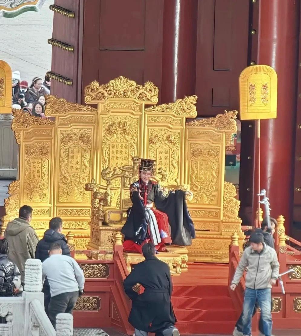 林更新：吾皇万岁万岁万万岁成毅：别整