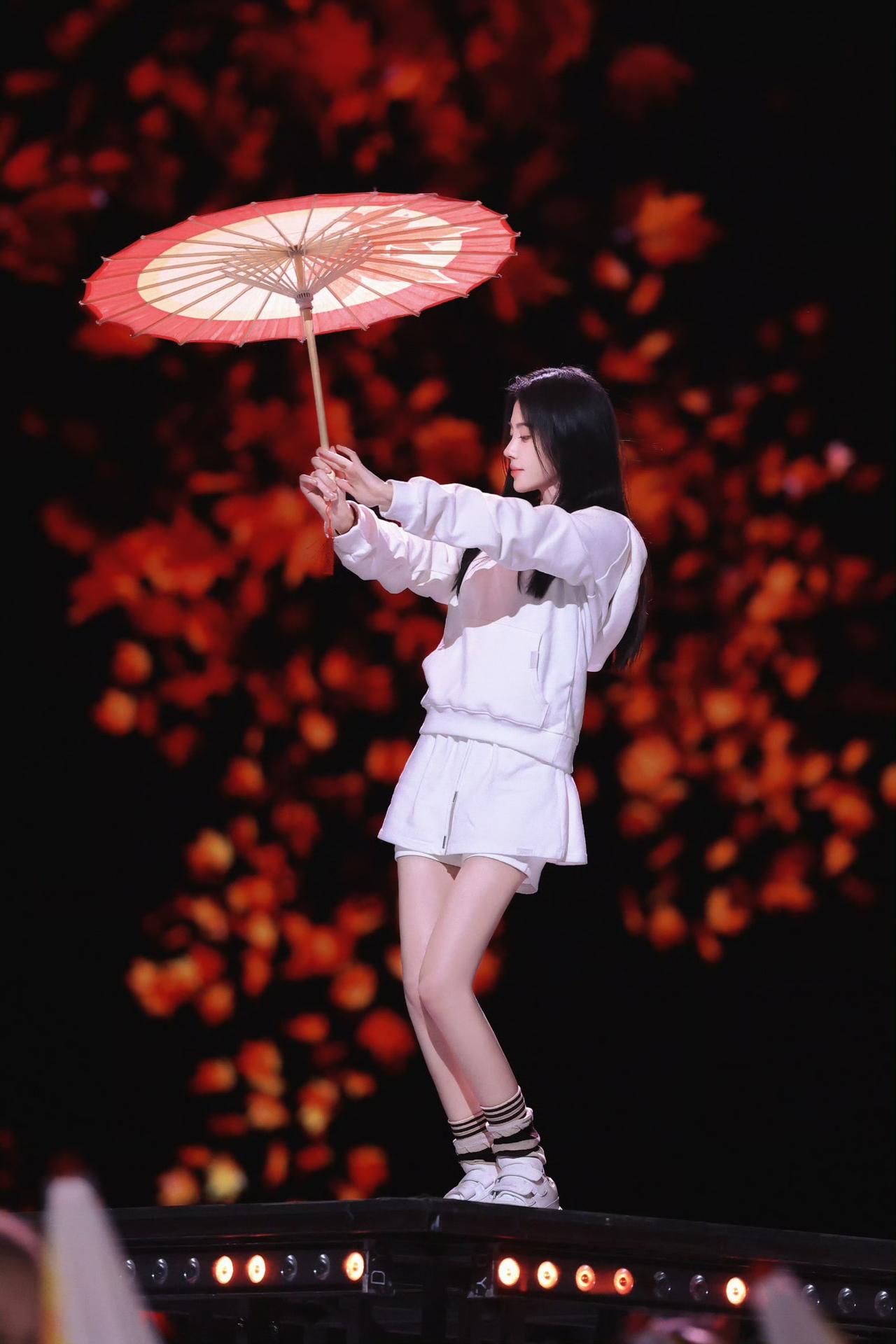 这纸伞，这红衣，心中的白月光啊[比心]鞠婧祎娱乐