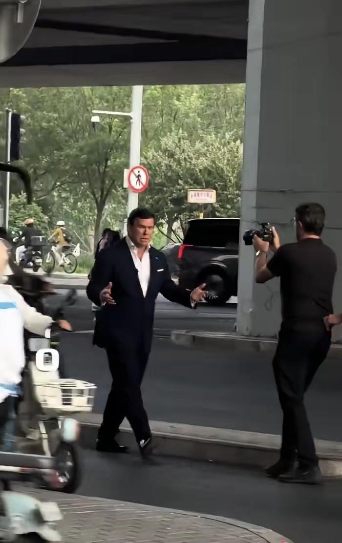 福克斯主持人北京车道恶意录制，典型假新闻碰瓷套路太拙劣来到北京的福克斯主持人