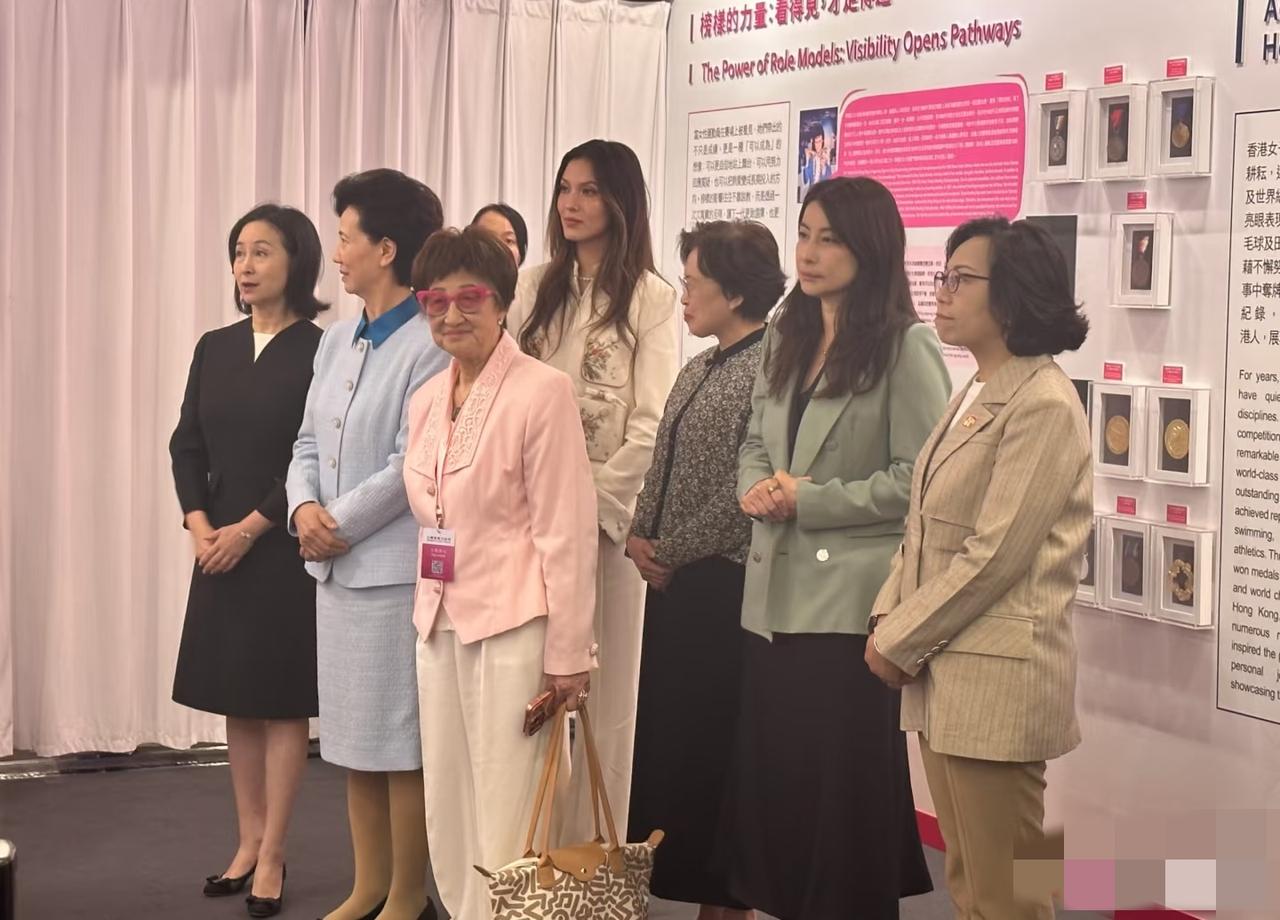 4月1日，何超琼风格多变，现身中国香港参加女性论坛立马化身职业女性，不敢穿其他衣