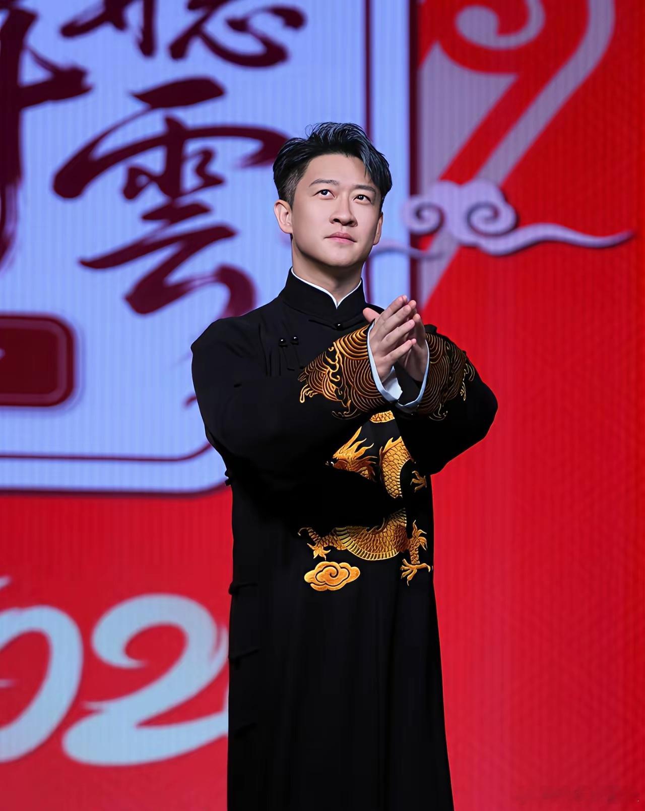 曹云金这是贴脸开大谐音梗直接让现场的观众顿时起了兴趣在互动环节读观众纸条，内容为