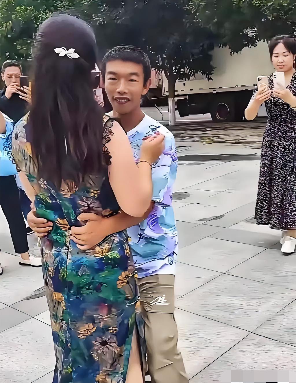 你敢信？农村有个十几岁的小伙，不念书也不干活，天天扎在广场的阿姨堆里跳广场舞，