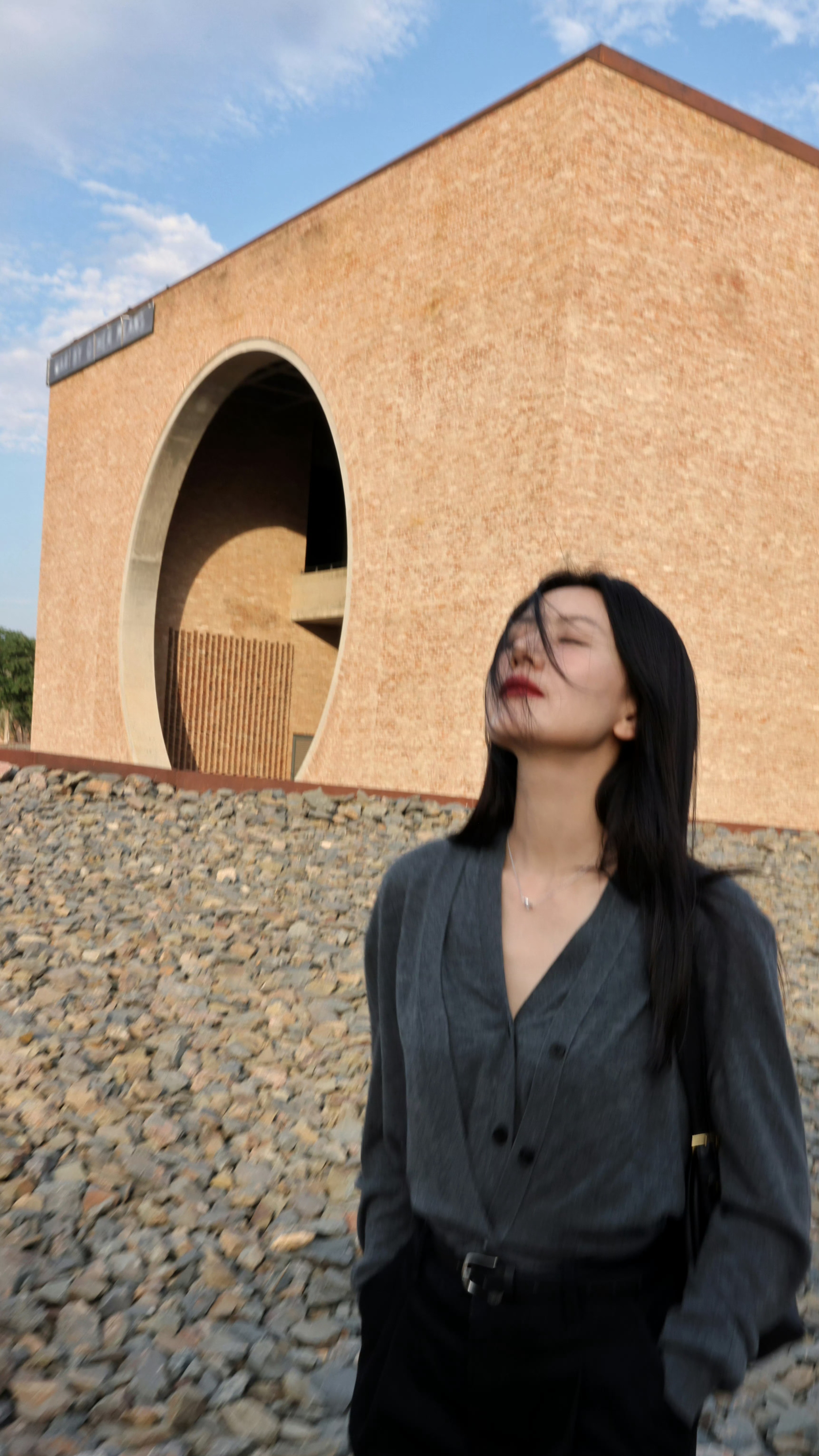 高圆圆这组街拍也太会了！岁月沉淀的温柔✨灰调针织衫衬得气质清冷又柔和，黑阔腿