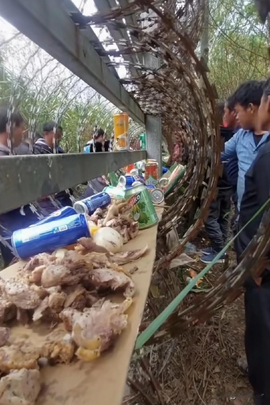 中越两国大年初二边界线，喝酒吃肉过新年，隔得了人却隔不了心，看着心酸，只要爱还在