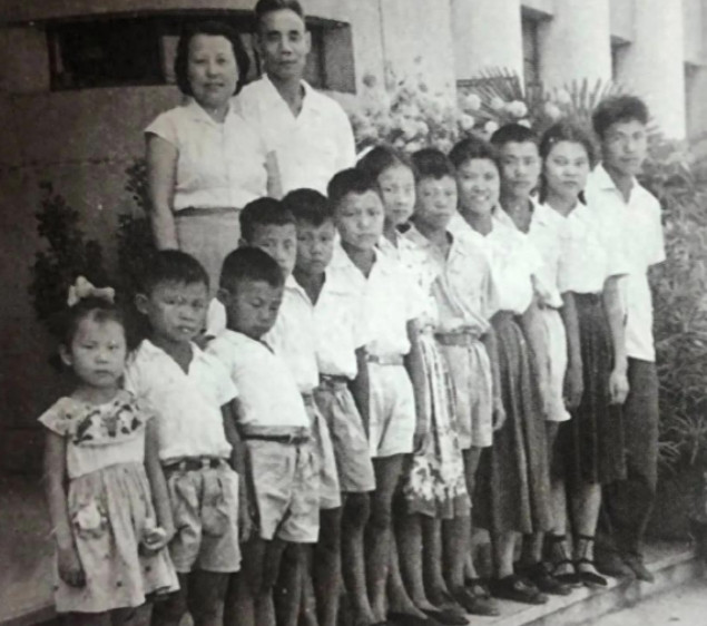 1961年，开国中将吴信泉与他的妻子和12个孩子，一起拍下了这张全家福，吴将军一