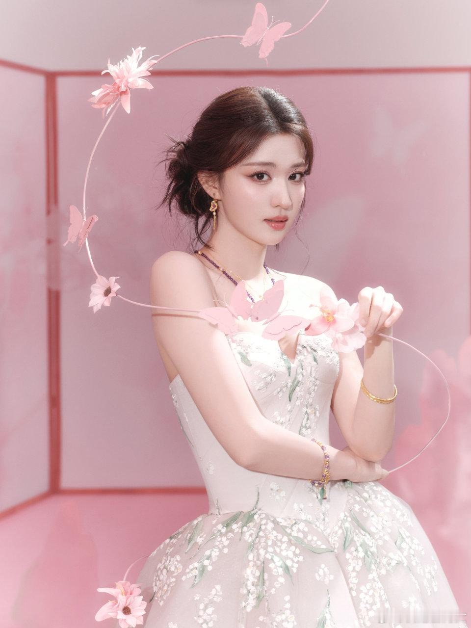 王楚然抹胸花苞裙我滴天这套衣服太适合王楚然了！！！我然姐完美诠释了“珠圆玉润！！