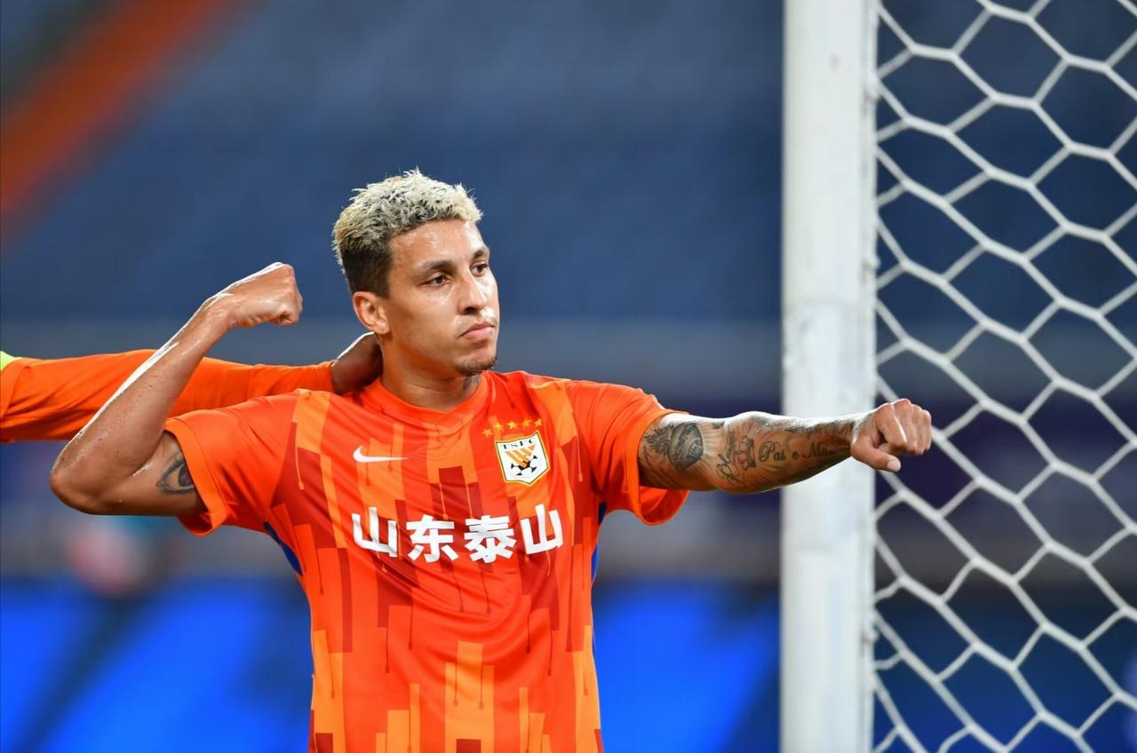 红透中超的泰山3R组合,下赛季都能留下吗?本赛季泰山的进攻3R组合,克雷桑(1